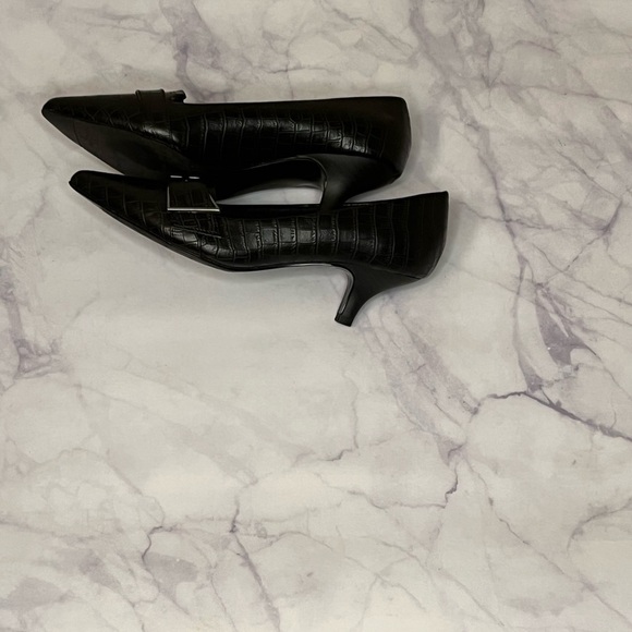 Easy Street | Black Kitten Heel Leather Closed Toed Shoes Sz 6.5 - Picture 5 of 5